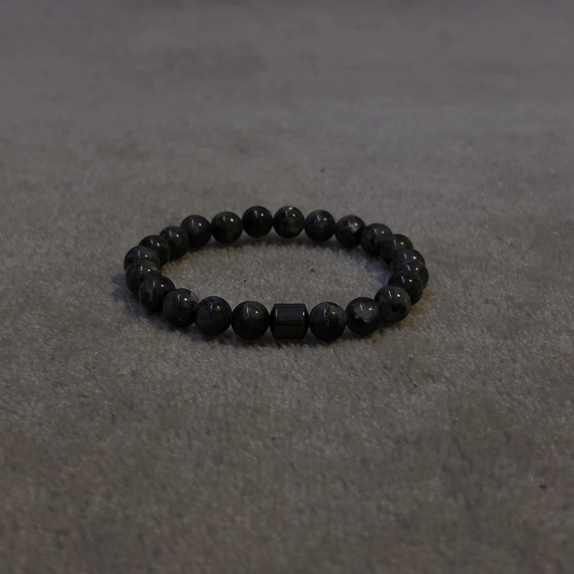 Grått svart pärlarmband
