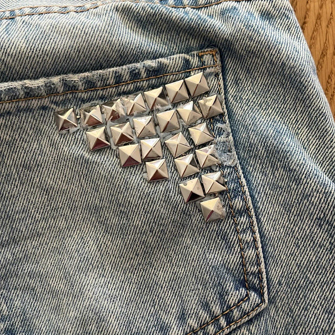 Ljusa jeans med nitar - 2