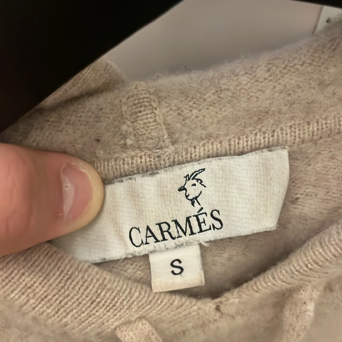 Beige kashmir hoodie från Carmés - 1