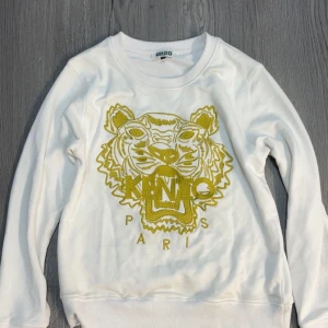 Kenzo Tröja - Ett äkta vitt kenzo tröja, har aldrig använt för att den är för liten för mig. Den är helt nytt, ny pris 4999kr mitt pris 700kr.