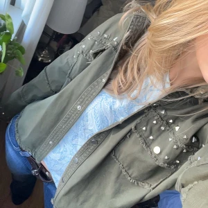 Zara jacka - Supercool mörkgrön jacka från Zara som inte säljs längre! Säljer då den inte kommer till användning. Perfekt inför våren😍