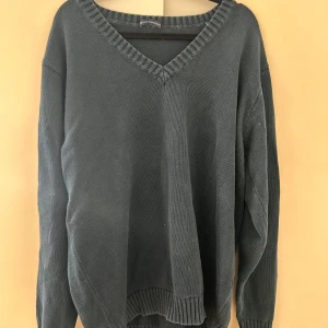 Mörkblå stickad tröja - One size Mörkblå stickad tröja från brandy Melville, knappt använd🌸