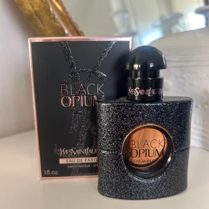 YSL Black Opium - Säljer YSL Black Opium Eau de Parfum. Luktar supergott men kommer inte till användning!! Endast använd fåtal gånger så nästan helt full🩷 Köptes för ca 2 månader sen🩷