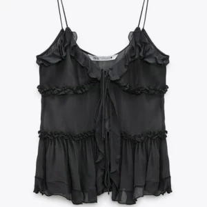 Populær topp, likner den fra zara - Helt lik topp fra Zara som er utsolgt overalt! Kjøpt på en butikk i Australia. Kun brukt 3 ganger