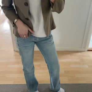 Jeans  - Lågmidjade blåa jeans  midjemått: 35cm, innerbenslängd: 76cm säljer eftersom de inte sitter som ja tänkt mig, passar mig perfekt i längden är 160cm💗