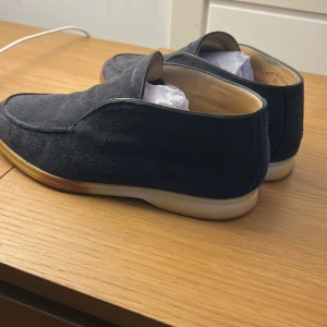 Loro piana openwalks  - Säljer nu mina openwalks! Har äkthetsbevis, är i perfekt skick förutom sulan som ändrar färg men det är normalt efter användning 😊inget og medföljer! Är öppen för byten!