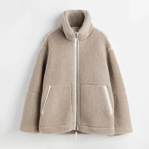 Beige teddyjacka - Slutsåld teddyjacka från hm i storlek m. Köpte den här på Plick men den var lite lång för mig, är 158cm.🌸