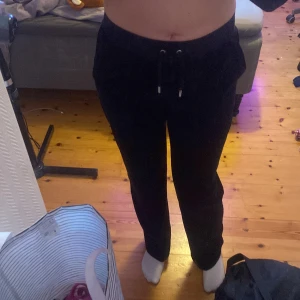 Svarta juicybyxor - Säljer mina svarta juicybyxor pga att jag inte använder dom längre, det är storlek S men skulle säga att dom är mittemellan S och M.