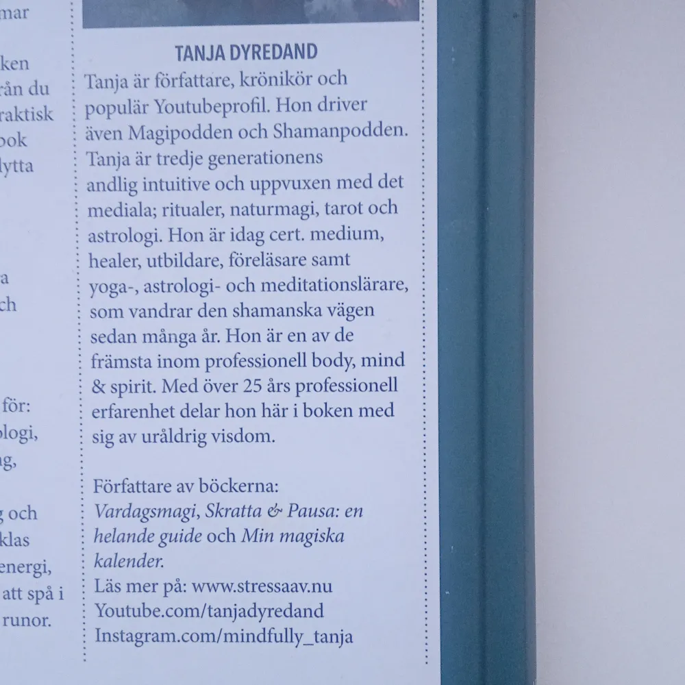 En handbok för att samla reflektioner, magiska stunder och högre insikter. Boken guidar genom ritualer, astrologi och naturmagi för att manifestera drömmar och inre läkning. Perfekt för den som söker balans och modern spiritualitet i livet. Nypris 385 kr. Böcker.
