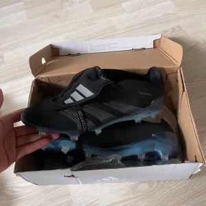 Adidas elite fotbollsskor - Helt nya och i perfekt skick. Ifall ni har några frågor är det bara att ställa dem.