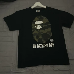 Bape t-shirt - En fet Bathing ape t shirt, använd 2 gånger o använd sparsamt toppen kvalite o sitter riktigt najs,  459 eller kom med bud Mvh 