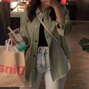 Grön jacka med knappar - För frågor eller fler bilder är det bara att skriva till mig 💕