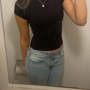 Ljusblå bootcut jeans - Snygga ljusblå lågmidjade bootcut jeans. 