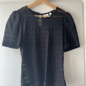 Topp - Superfin topp från Vila som tyvärr inte kommer till användning, storlek M men passar S också, det är bara skriva om ni har frågor🥰