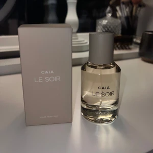 Caia Le Soir Hårparfym - Hårparfym från Caia med namnet Le Soir. Går att använda som vanlig parfym och har en väldigt god doft som även är en av bianca självs favorit dofter. Parfymen är helt oanvänd inte ens test sprutats💗