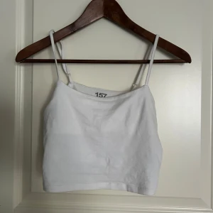 Linnen - Säljer båda linnerna för 15kr. Ett vitt och ett beiget båda från Lager 157. Väldigt korta