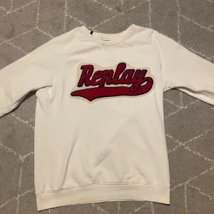 Replay tröja - Säljer en vit sweatshirt från Replay med ett stort rött och beige logotryck på framsidan. Storlek M men passar även S 🙏