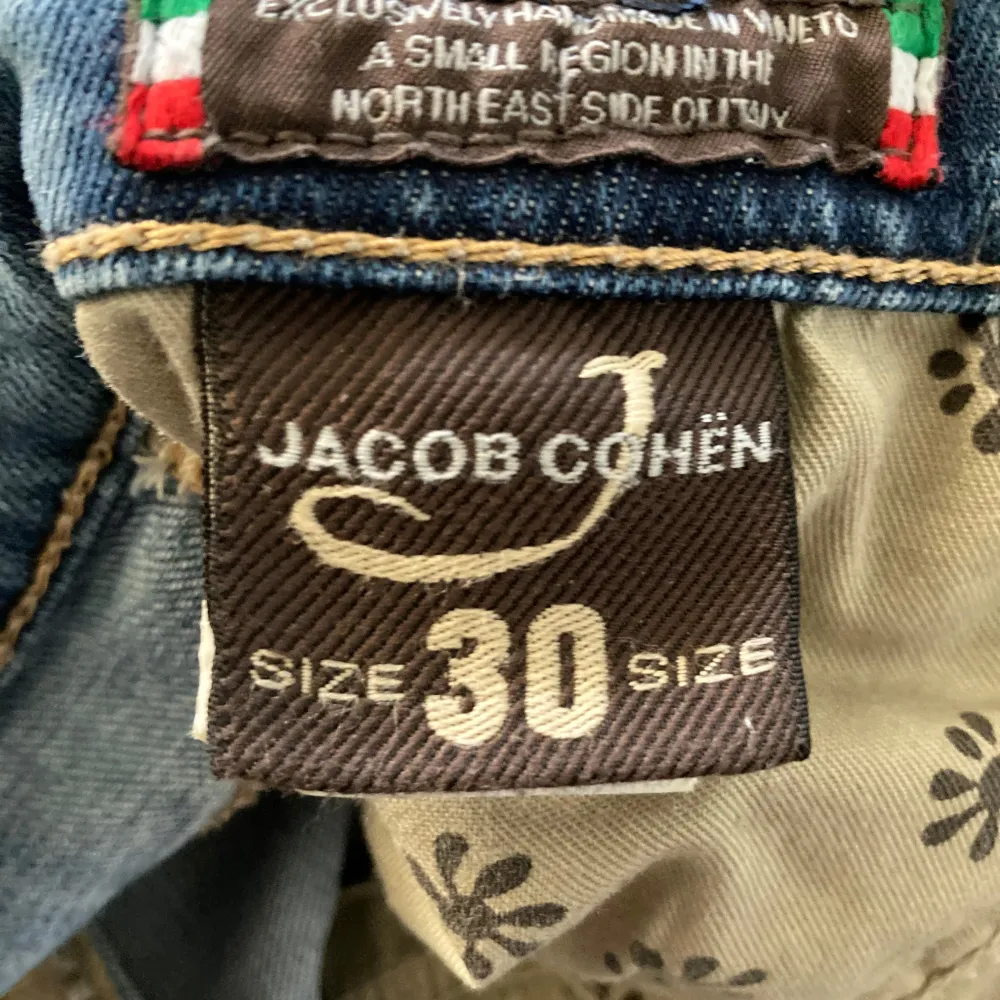 Säljer ett par blåa Jacob Cohën jeans i storlek W30 och 104 cm i längd. Jeansen är i modellen 710 slim och använda ett fåtal gånger. Ställ frågor om du har några och jag står ej för fraktens strul. Priset är ej hugget i sten och vid snabb affär kan priset absolut sänkas!. Farkut & Housut.