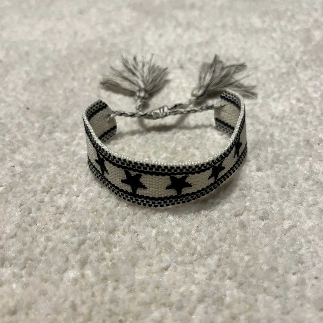 Svartvitt armband med stjärnor - 1