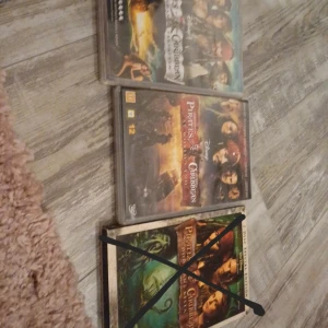 Pirates of the Caribbean DVD-samling - Säljer en DVD-samling av Pirates of the Caribbean-filmerna. Inkluderar två olika filmer med omslag som visar ikoniska karaktärer och äventyrstema. Perfekt för fans av action och äventyr. Skivorna är i sina originalfodral.