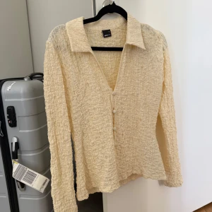 Gul blus med krage - Gul blus från Gina, endast provad! Storlek M