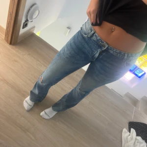 Low rise jeans  - Low rise jeans med hål vid knäna 