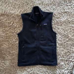 Pantagonia Fleece väst  - Tja, säljer nu en trendig och eftertraktad Pantagonia väst i färgen marinblå | Storlek XS och passar mig bra som är 175 | Västen är i nyskick och finns inga defekter | Kom privat för fler bilder eventuellt frågor, mvh Highendstore 🤩