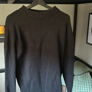 Svart tröja från Jack & Jones - Säljer en stilren svart tröja från Jack & Jones. Tröjan har en klassisk rund hals och långa ärmar, perfekt för en enkel och snygg look. Tillverkad i ett mjukt material som ger en bekväm passform. Passar bra till både jeans och chinos.