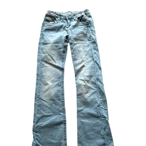 Blå jeans med bootcut - Ett par jeans från Gina tricot. Jag säljer de för de har blivit för små. De är jätte fint skick och använda typ 2 gånger.