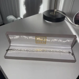 Kejsarlänk i äkta silver - Använd runt 5 gånger inga skador eller liknande. Köpte den för 2 398kr. 22,5cm lång och 6mm bred.