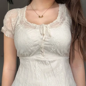 Beige spetsblus - Supersöt spetsblus. Perfekt till sommaren med justerbar passform!