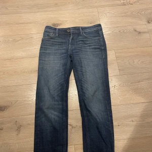 Blå jeansbyxor - Snygga blå jeansbyxor med en klassisk design. De har en knapp och dragkedja framtill samt fem fickor. Perfekta för en avslappnad stil.
