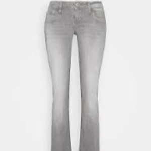 Grå bootcut jeans - Snygga lågmidjade grå bootcut jeans från LTB. I storlek M ungefär