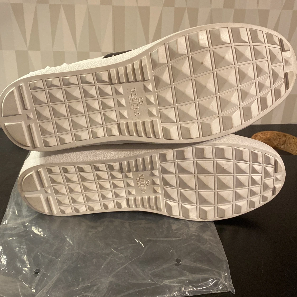 Valentino Garavani sneakers i vitt och svart - 3