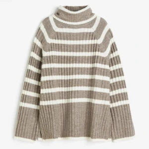 Beige och vit randig polotröja - En jätte fin tjocktröja som inte kommit till användning. LÅNAD BILD.