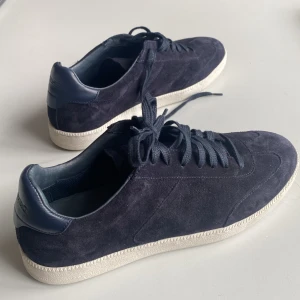 STRÖMBERG Mörkblå mockasneakers - STORLEK 42, använda en gång då jag helt enkelt köpte fel storlek. Ingen kartong men har ett kvitto. NYPRIS 1500kr. Kan hämtas i Stockholm samt Karlskrona