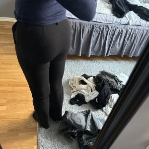 Svarta kostymbyxor - Svarta kostymbyxor från vero moda!