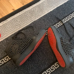 Loubs  - Säljer äkta loubs eftersom dem inte är min stil längre. Dem är bekväma och snygg speciellt om du vill gå för en grisch stil. Pris kan diskuteras👍
