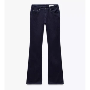 Mörkblå bootcut jeans - ”Snygga mörkblå bootcut jeans med låg midja. Perfekta för en stilren look. Klassisk femficksdesign och knappgylf.” Aldrig använda. Prislappen sitter kvar. Säljer pga att det var försmå.