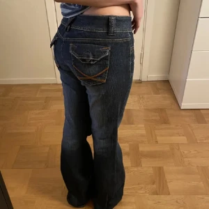 Skitnsygga lågmidjade mörkblåa jeans - Säljer dessa jeans med assnygga bakfickor då de inte kommer till användning, midjemått 41cm, innerbenslängd 82cm💓 lite nötta vid fötterna(sista bild)🫶🏼 (förra säljarens första två bilder)