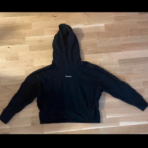 Svart hoodie från Calvin Klein Jeans - Säljer en stilren svart hoodie från Calvin Klein Jeans. Den har en klassisk design med en liten logga på bröstet och en bekväm huva. Perfekt för en avslappnad look.