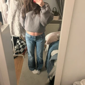 Blå lågmidjade bootcut jeans - Säljer ett par klassiska blå bootcut jeans med låg midja. Jeansen är från GAP. Hittar inte storlek men men passar mig som har XS/S.💖Hör av dig för fler bilder eller frågor. 