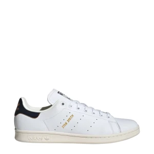 Stan Smith skor - Adidas  - En par Stan Smith, köpta för ca 1 år sen, inte använda super mycket inte så många tecken på användning, ny pris ca 1000-1300kr, de är inte så guldiga på hälen som på bilden utan svart och vitt, skriv vid intresse och fler bilder🖤🤍🧡💛(tror storlek 36 eller 36,5) 