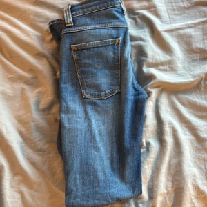 Nudie jeans  - Nu säljer ja mina nudie jeans i.Storlek 30:34.                                                  Modellen är grim trim.Skick 8/10, Inga defekter 