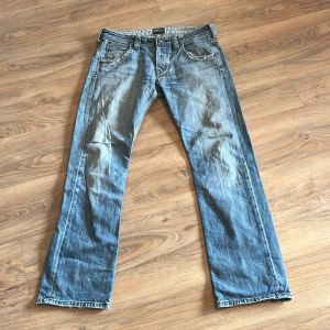 Blå jeans från Lee - Sköna jeans från Lee i fint skick me nice slitningar och fade jag är 177 W 32 L 32