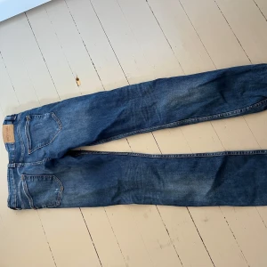 Blå jeans från Only & Sons - Snygga blå jeans från Only & Sons med en klassisk design. De har en normal passform och är tillverkade i jeansmaterial. Perfekta för en avslappnad stil.