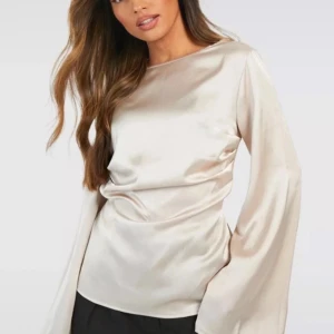 Beige blus - Elegant beige blus med långa vida ärmar och en smickrande passform. Perfekt till fest,middag eller kalas!🥰