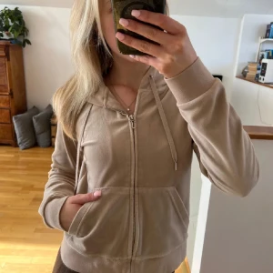 Juicy couture kofta - Superfin beige juicykofta. Strl M men passar S också!💕 fint skick!