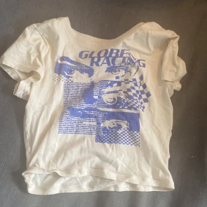 Vit t-shirt från H&M Divided - Säljer en vit t-shirt från H&M Divided i storleken XS . T-shirten är kortärmad och har en croppad passform. använd fåtal gånger och säljer då den inte är i min stil. Perfekt nu inför våren och sommaren!💘🎀