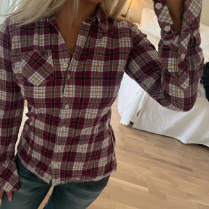 Rutig skjorta  - Köpt secondhand men fint skick, ganska tjock i materialet 